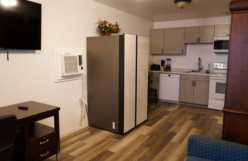 Memphis House | Monthly Stays-12 BR Compound-9 BR Main House+ 3BR Cabin-Perfect for Large Groups