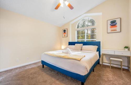 Colonial Oaks House | Monthly Stays! - 75' TV - Summer Retreat - King Bed, Large Yard, No Stairs