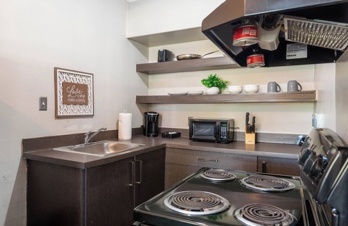 Dearborn Apartment | Monthly Stays Quiet & Fully Equipped