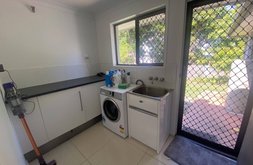 Mooloolaba House | Mooloolaba - Single storey house, 11 minute walk to the patrolled swimming beach