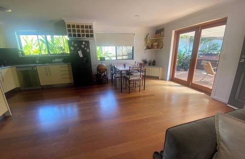 Mooloolaba House | Mooloolaba - Single storey house, 11 minute walk to the patrolled swimming beach