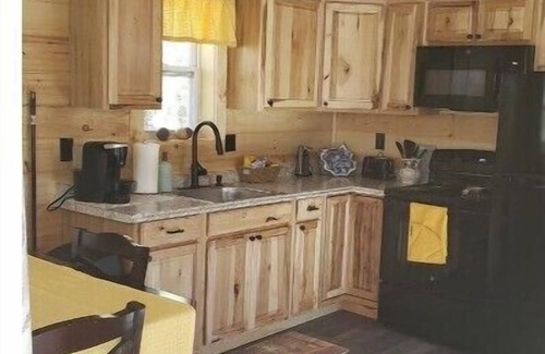 East Corinth Cabin | Moose Cabin: Charming 2-bedroom cabin with WiFi, AC in relaxing Sebec