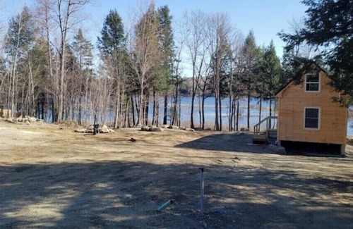 East Corinth Cabin | Moose Cabin: Charming 2-bedroom cabin with WiFi, AC in relaxing Sebec