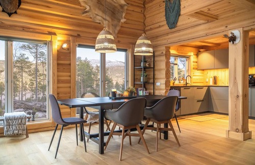 Kviteseid House | Moose Lodge is an atmospheric, luxurious, and modern home for 6 people with a beautiful view of the lake.