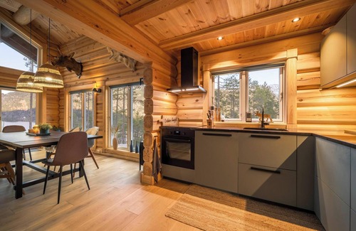 Kviteseid House | Moose Lodge is an atmospheric, luxurious, and modern home for 6 people with a beautiful view of the lake.