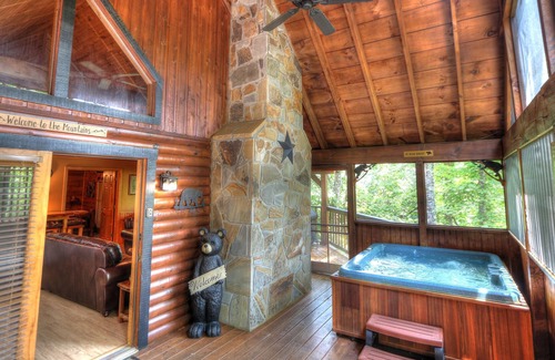 Sevierville Cabin | Mooseberry Ridge 1/2 mile to PKWY/Close to Dollywood & Outlets/Free WiFi/Hot Tub