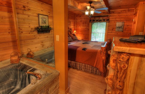 Sevierville Cabin | Mooseberry Ridge 1/2 mile to PKWY/Close to Dollywood & Outlets/Free WiFi/Hot Tub