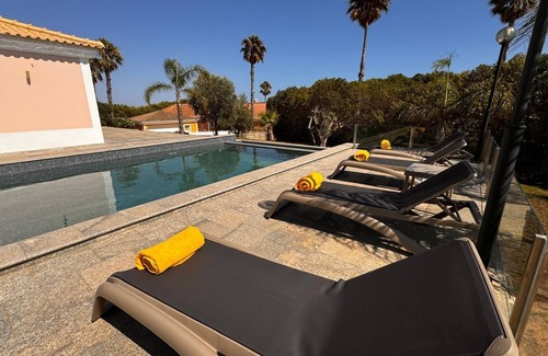 Alfarrobeira Villa | Moradia Familiar com Piscina Privada, Perto do mar e Campos de Golf