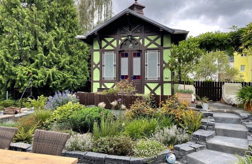 Schmolln Apartment | Moritz townhouse-modern apartment in the style of the old + garden shed