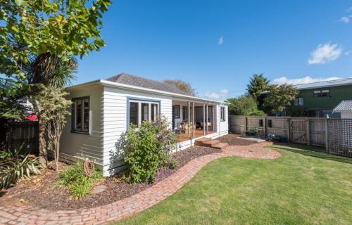 Tahunanui Bed & Breakfast | Morning Bloom Cottage Bed and Breakfast