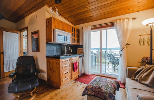 Salt Spring Island Apartment | Morningside Garden Suite nFLASH SALE- CHECK OUT OUR WINTER GET AWAY SPECIAL