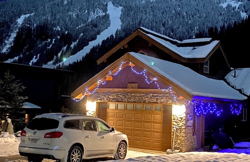 Fairways Ski Chalet | Morrisey Chalet At Sun Peaks: Stunning Mountain Home In Pristine Setting!