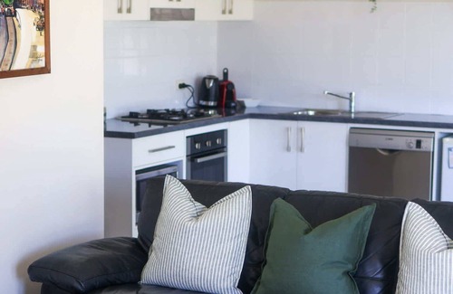 Orange Apartment | Mortimer's Wines Studio - Adults Only Retreat