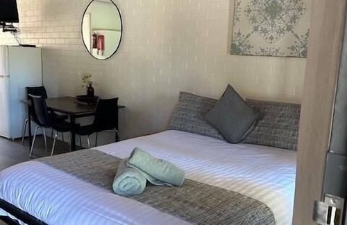 Thornton Apartment | MOTEL 4T - Queen bed, 1 single, 1 trundle