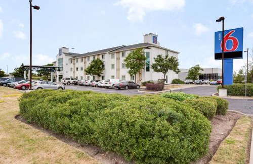 Steeles Industrial Hotel | Motel 6-Brampton, ON - Toronto