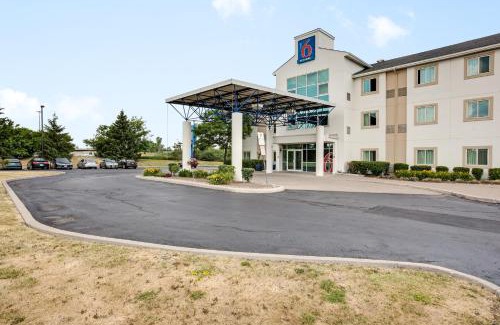 Steeles Industrial Hotel | Motel 6-Brampton, ON - Toronto