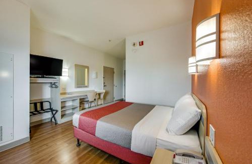 Steeles Industrial Hotel | Motel 6-Brampton, ON - Toronto
