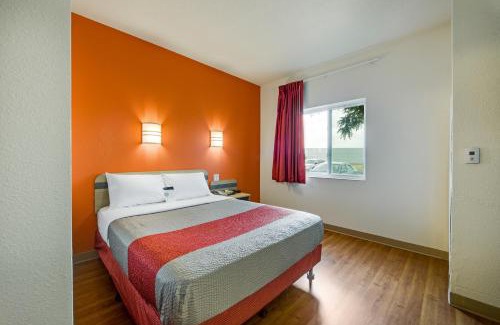 Steeles Industrial Hotel | Motel 6-Brampton, ON - Toronto