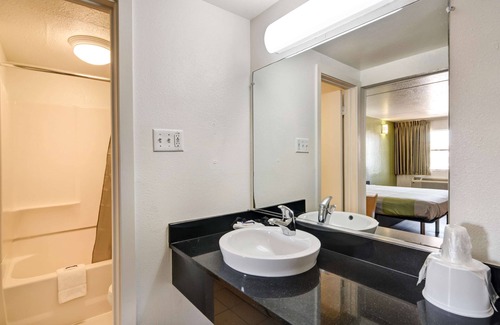 Northwest Dallas Hotel | Motel 6 Dallas, TX - Forest Lane