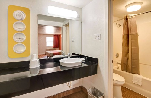 Northwest Dallas Hotel | Motel 6 Dallas, TX - Forest Lane