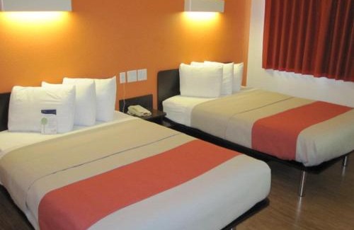 Eagle Pass Hotel | Motel 6-Eagle Pass, TX - Lakeside