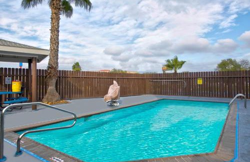 Eagle Pass Hotel | Motel 6-Eagle Pass, TX - Lakeside
