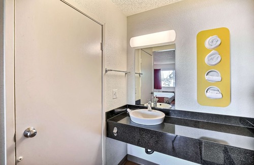 East Peralta Hotel | Motel 6 Oakland, CA - Embarcadero