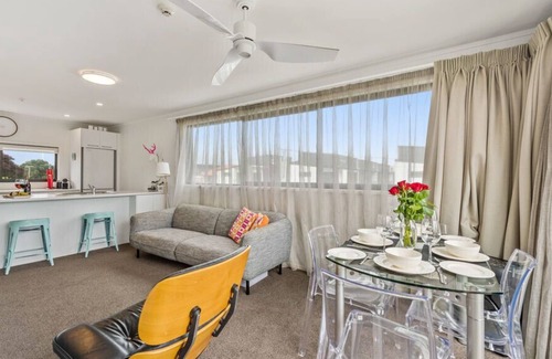 Mount Maunganui Cottage | MOUNT VIEWS ON MIRO - MT. MAUNGANUI HOLIDAY HOME in Papamoa Beach