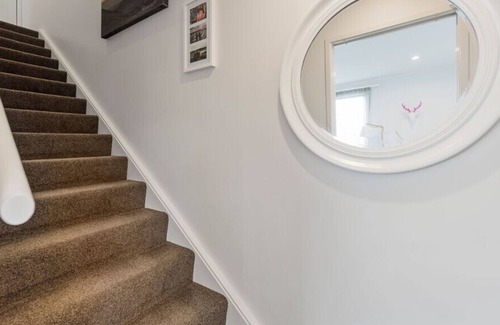 Mount Maunganui Cottage | MOUNT VIEWS ON MIRO - MT. MAUNGANUI HOLIDAY HOME in Papamoa Beach