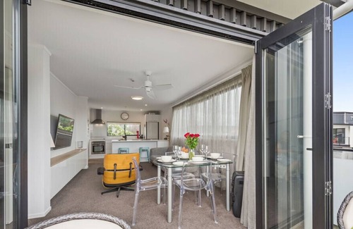 Mount Maunganui Cottage | MOUNT VIEWS ON MIRO - MT. MAUNGANUI HOLIDAY HOME in Papamoa Beach