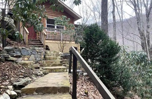 Cattail Creek Cabin | Mountain Creekside Retreat