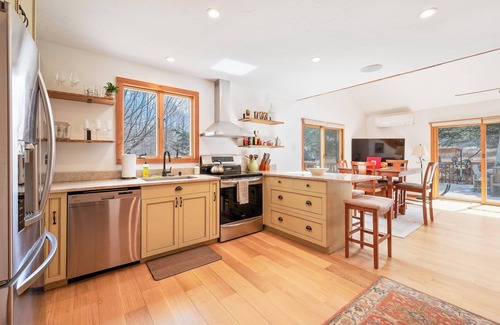 Jewett House | Mountain house with Scandinavian BBQ hut and Hot tub