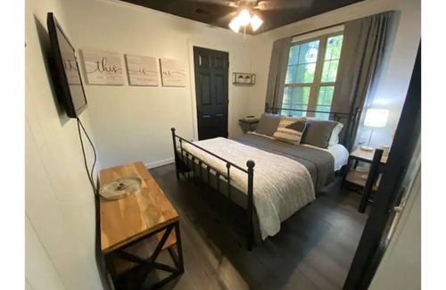 Hattiesburg Cabin | Mountain Laurel Cabin on Creek