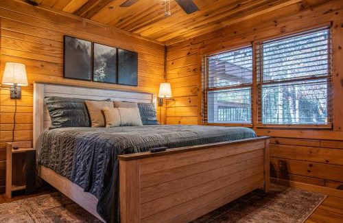 Gatlinburg - Pigeon Forge House | Mountain Log Cabin, Games, HotTub, Outdoor Firepit