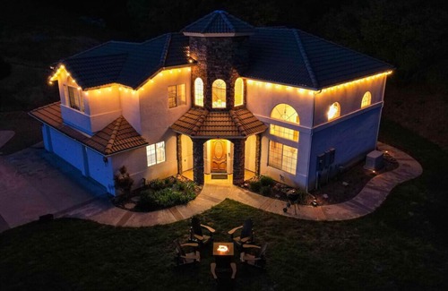 Oakhurst Villa | Mountain Majesty, with Hot Tub/Pool Table/Generator/EV/RV/Boat