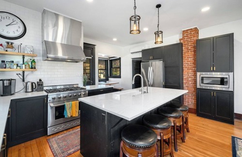 Sandy House | Mountain Manor in Sandy| HotTub |3KingBeds| MtHood