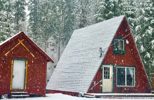 Skykomish Cabin | Mountain Play Chalet w/hot tub & grill- epic hikes, waterfalls, & more, pets too!