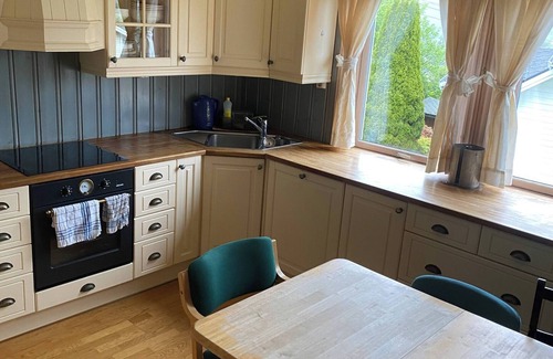 Brattvag House | Mountain Retreat in Brattvåg - Unwind in Nature