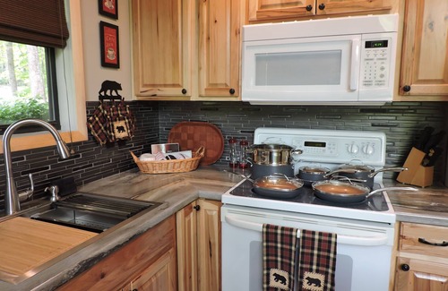 Robbinsville Cabin | Mountain Ridge View, Paved Access & Fast Wi-Fi, available Oct 7-11