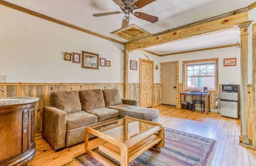 White Salmon Cabin | Mountain & valley-view dog-friendly cabin with courtyard, partial AC, and WiFi