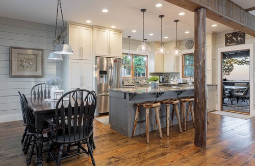 Morganton House | Mountain Vida Vibes is a stunner and only 5 min away from Hidden Hill Venue!