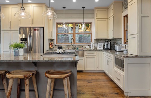 Morganton House | Mountain Vida Vibes is a stunner and only 5 min away from Hidden Hill Venue!
