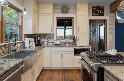 Morganton House | Mountain Vida Vibes is a stunner and only 5 min away from Hidden Hill Venue!