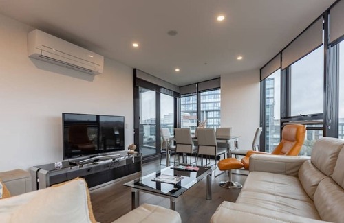 Reid Apartment | Mountain View Apartment at Canberra Centre!! 824