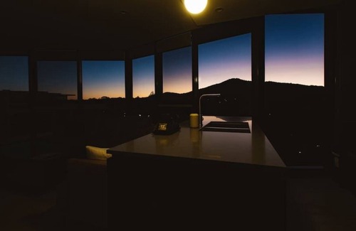 Reid Apartment | Mountain View Apartment at Canberra Centre!! 824
