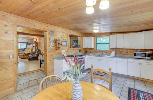 Mountain View Cabin | Mountain-View Cabin on Farm: 3 Mi to Town & Shops