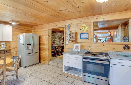 Mountain View Cabin | Mountain-View Cabin on Farm: 3 Mi to Town & Shops