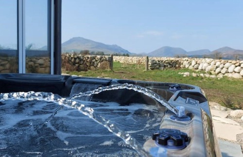 Annalong Cabin | Mountain-View Cabin with Hot Tub