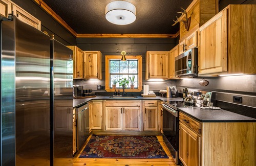 Gatlinburg - Pigeon Forge Cabin | Mountain View Fishing Pond & Poles Hot Tub 5 Miles to GSMNP Pool