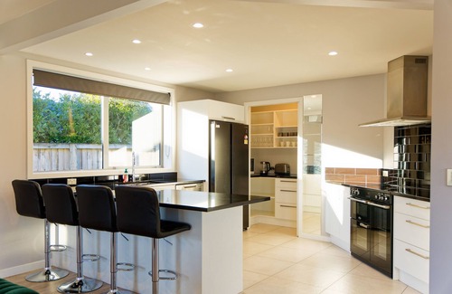Kaikoura House | Mountain View - Kaikoura Holiday Home